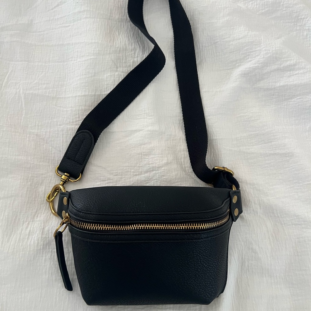 Universal Thread Black Crossbody Bag
